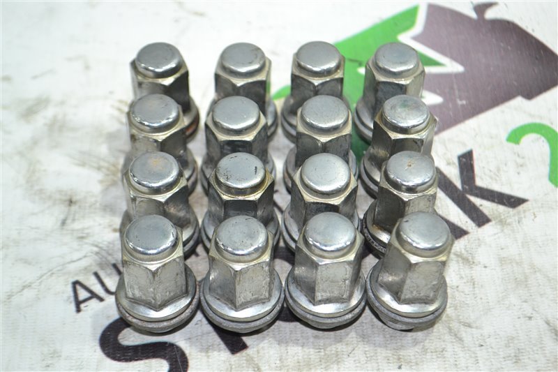 Гайка колеса Toyota Fielder NZE121 2003 (б/у) Гайка колеса Toyota Fielder NZE121 2003 (б/у)