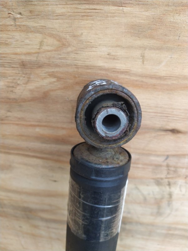 Амортизатор Nissan X-Trail TNT31 QR25 2008 задний (б/у) Амортизатор Nissan X-Trail TNT31 QR25 2008 задний (б/у)