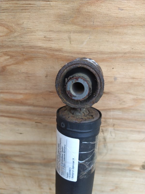 Амортизатор Nissan X-Trail TNT31 QR25 2008 задний (б/у) Амортизатор Nissan X-Trail TNT31 QR25 2008 задний (б/у)