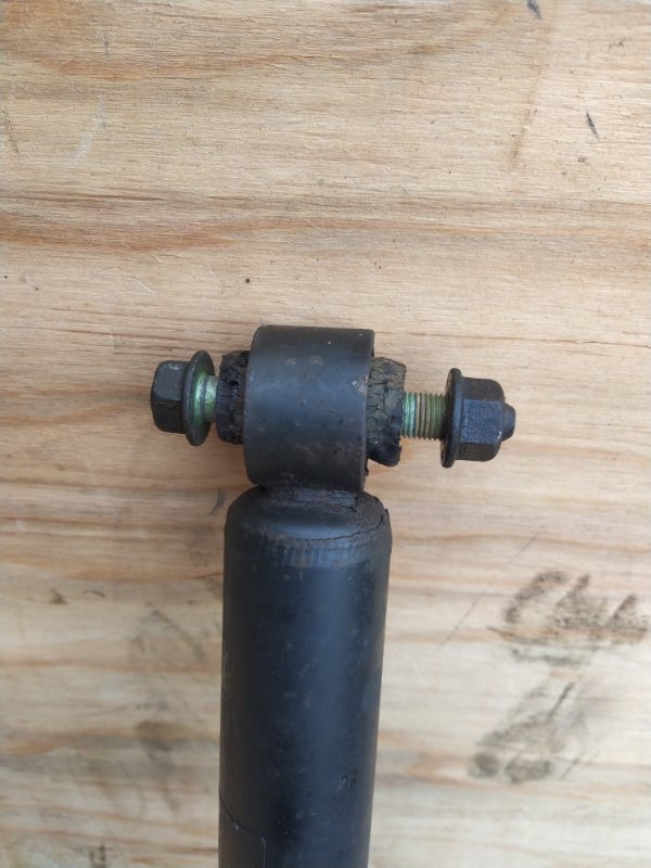 Амортизатор Nissan X-Trail TNT31 QR25 2008 задний (б/у) Амортизатор Nissan X-Trail TNT31 QR25 2008 задний (б/у)