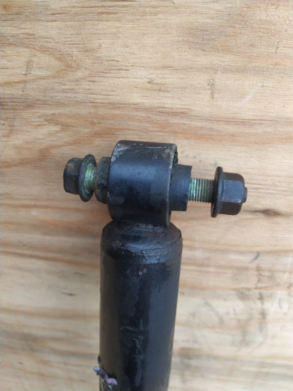 Амортизатор Nissan X-Trail TNT31 QR25 2008 задний (б/у) Амортизатор Nissan X-Trail TNT31 QR25 2008 задний (б/у)