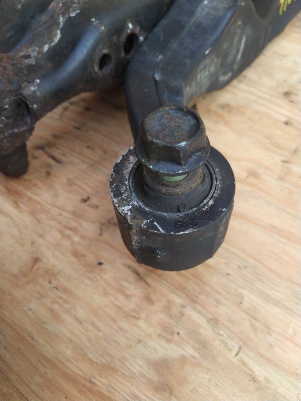 Рычаг поперечный Nissan X-Trail TNT31 QR25 2008 задний (б/у) Рычаг поперечный Nissan X-Trail TNT31 QR25 2008 задний (б/у)