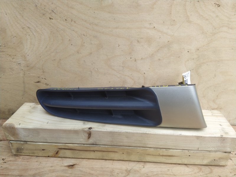 Заглушка бампера Toyota Ipsum SXM10 3SFE 1999 передняя правая (б/у)