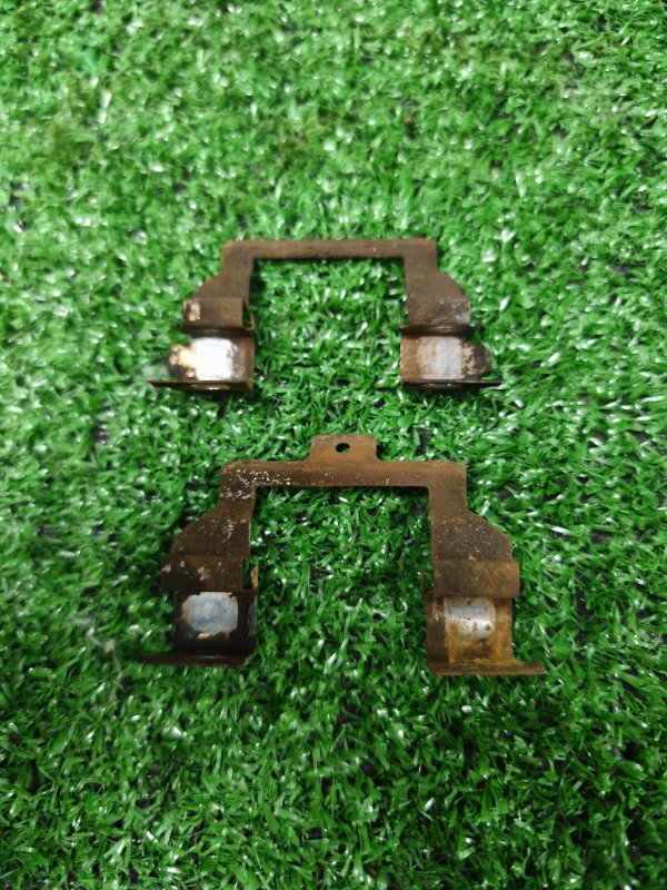 Зажим тормозной колодки Toyota Hoah AZR60 1AZFE передний (б/у)