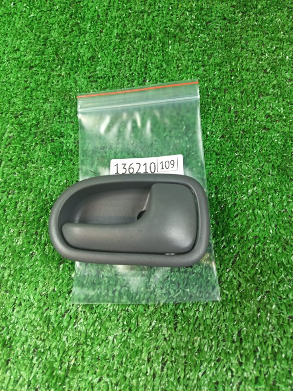 Ручка двери внутренняя Mazda Familia S-Wagon BJ5W ZLDE 1998 задняя правая (б/у)