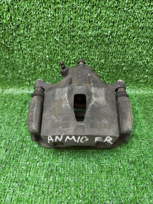 Суппорт Toyota Isis ANM10G передний правый (б/у)