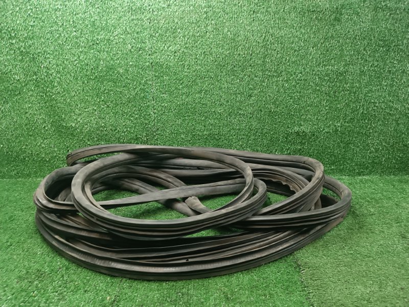 Уплотнительная резинка двери Honda Fit GD1 (б/у)