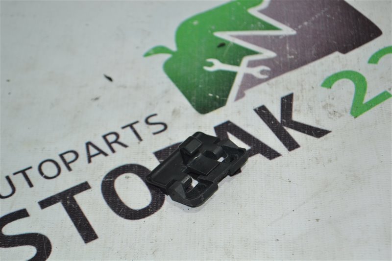 Замок подлокотника Toyota Corolla NZE121 1NZ 2004 (б/у)