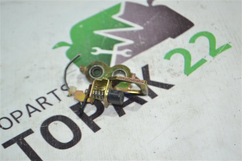 Петля замка багажника Toyota Corolla NZE121 1NZ 2002 (б/у)