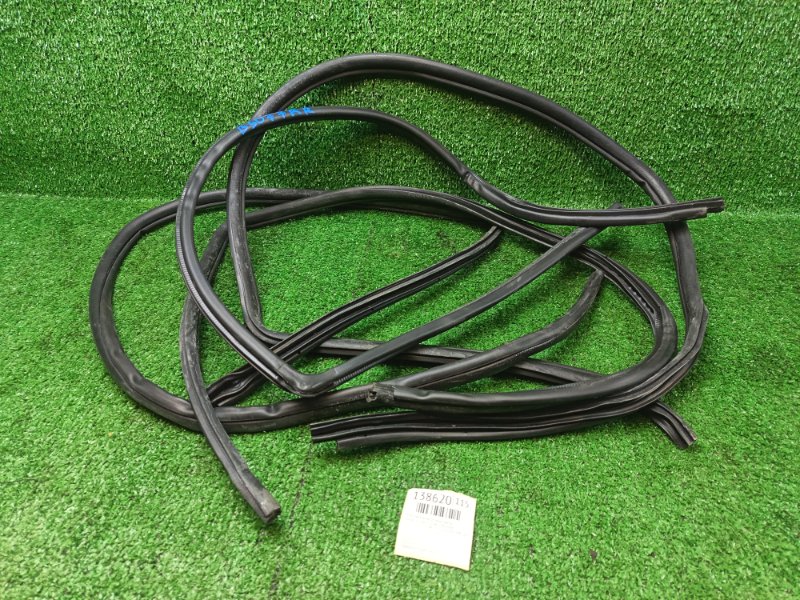 Уплотнительная резинка двери Suzuki Escudo TL52W J20A 2004 (б/у)