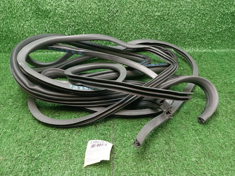 Уплотнительная резинка двери Mazda Familia S-Wagon BJ5W ZLDE 1998 (б/у)