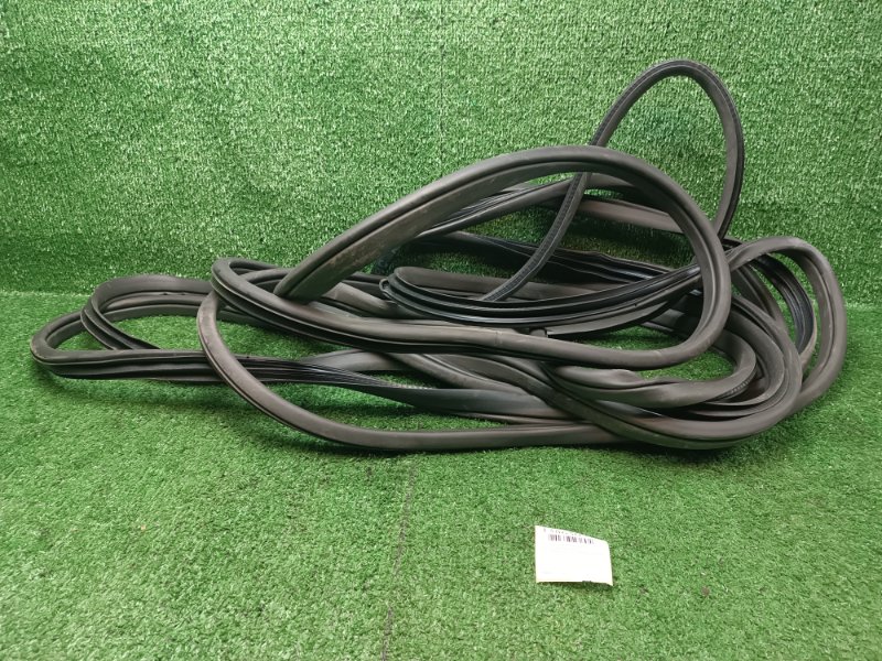 Уплотнительная резинка двери Honda CR-V RE4 K24A 2007 (б/у)