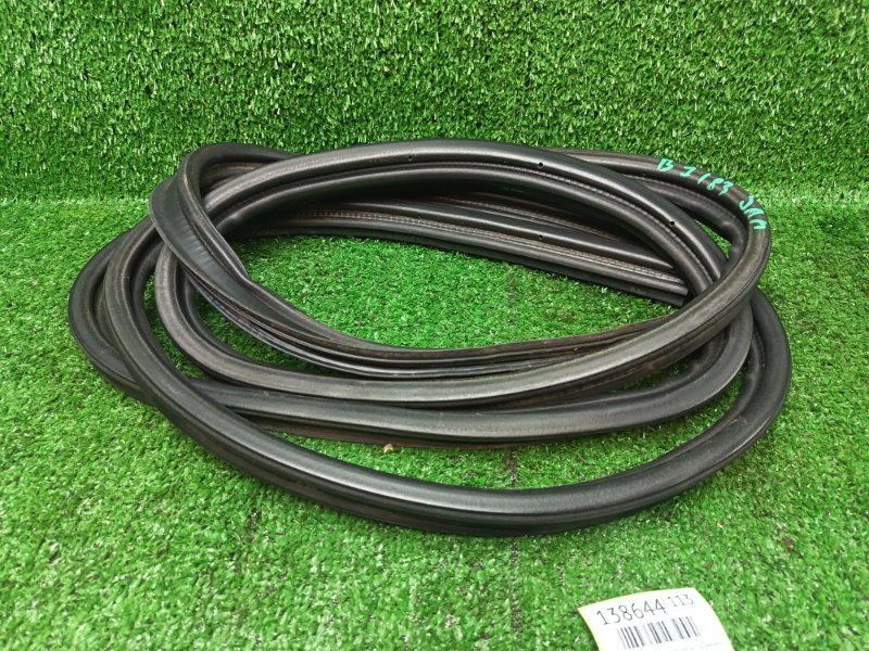 Уплотнительная резинка двери багажника Suzuki Escudo TL52W J20A 2005 (б/у)