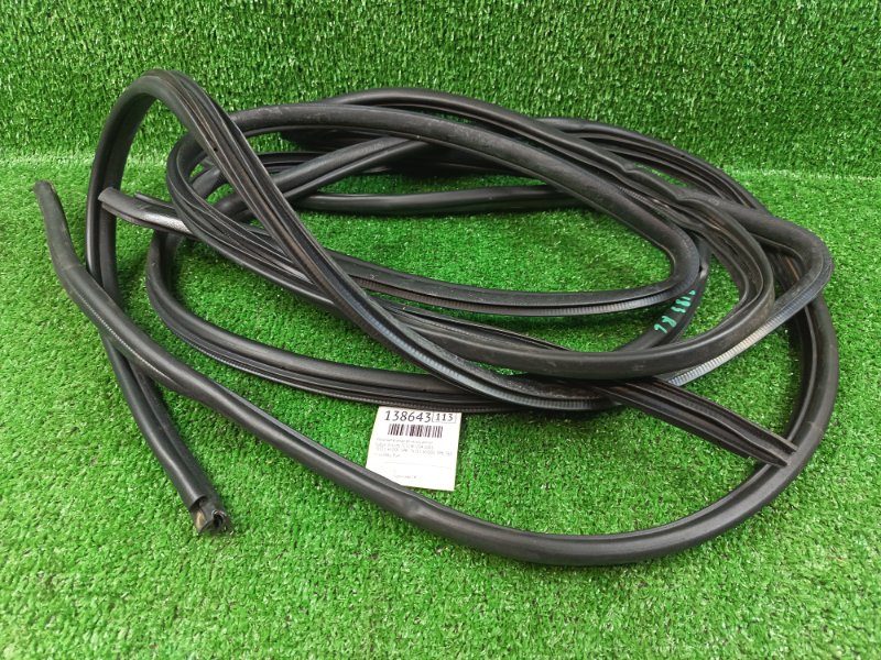 Уплотнительная резинка двери Suzuki Escudo TL52W J20A 2005 (б/у)