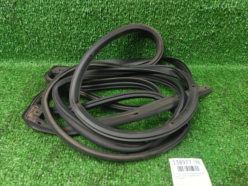 Уплотнительная резинка двери Nissan X-Trail NT30 QR20DE 2001 задняя левая (б/у)