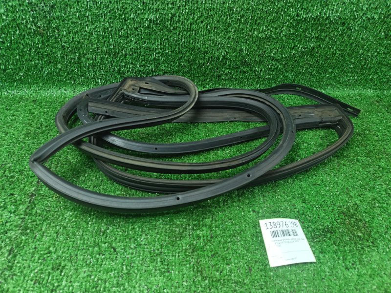 Уплотнительная резинка двери Nissan X-Trail NT30 QR20DE 2001 задняя правая (б/у)