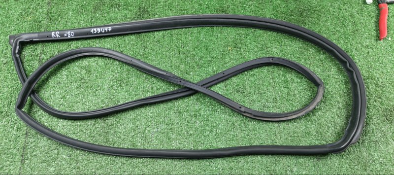 Уплотнительная резинка двери Toyota Premio ZZT240 1ZZ-FE 2003 задняя правая (б/у)