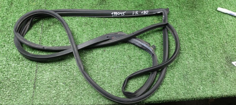 Уплотнительная резинка двери Toyota Premio ZZT240 1ZZ-FE 2003 передняя правая (б/у)