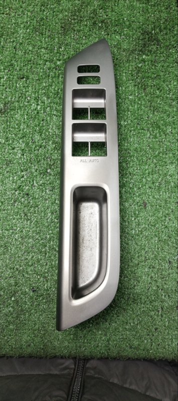 Накладка кнопки стеклоподьёмника Toyota Wish ZGE21 3ZR-FAE 2009 передняя правая (б/у)