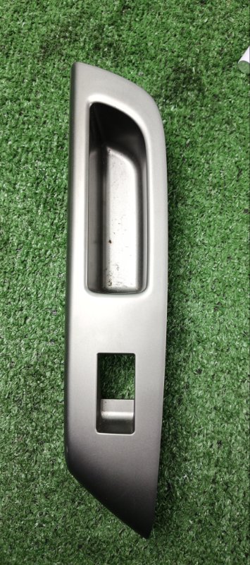 Накладка на кнопку стеклоподъёмника Toyota Wish ZGE21 3ZR-FAE 2009 задняя левая (б/у)