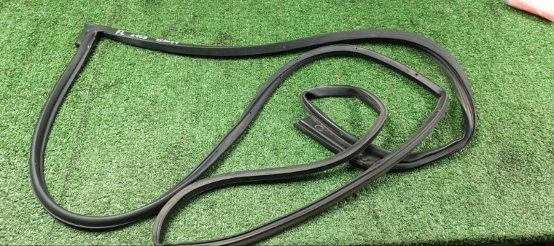 Уплотнительная резинка двери Toyota Harrier GSU35 2GR-FE 2007 передняя левая (б/у)