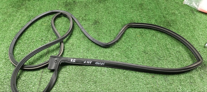 Уплотнительная резинка двери Toyota Harrier GSU35 2GR-FE 2007 задняя правая (б/у)