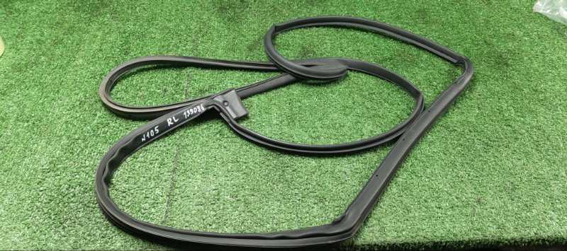 Уплотнительная резинка двери Toyota Harrier GSU35 2GR-FE 2007 задняя левая (б/у)