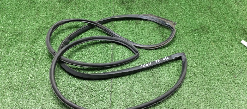 Уплотнительная резинка двери Toyota Premio NZT240 1NZ-FE 2005 передняя правая (б/у)