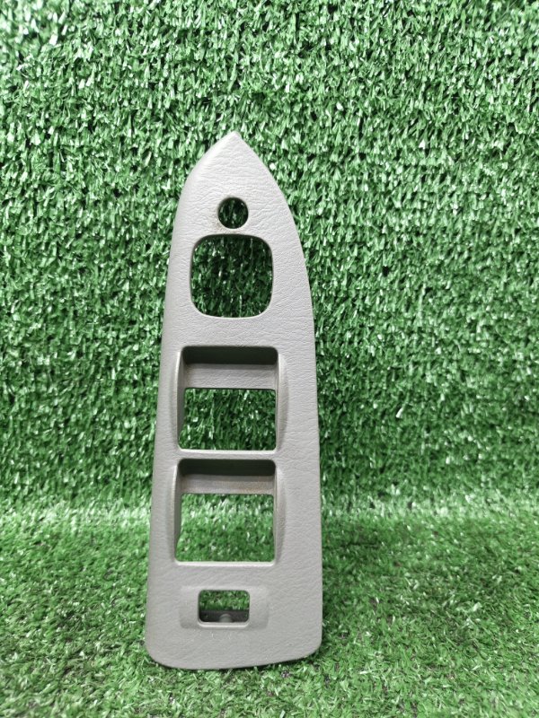 Накладка кнопки стеклоподьёмника Mazda Premacy CP8W FP 2003 передняя правая (б/у)