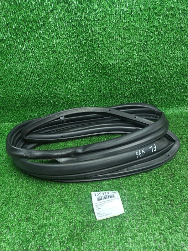 Уплотнительная резинка двери Mazda Premacy CP8W FP 2003 передняя левая (б/у)