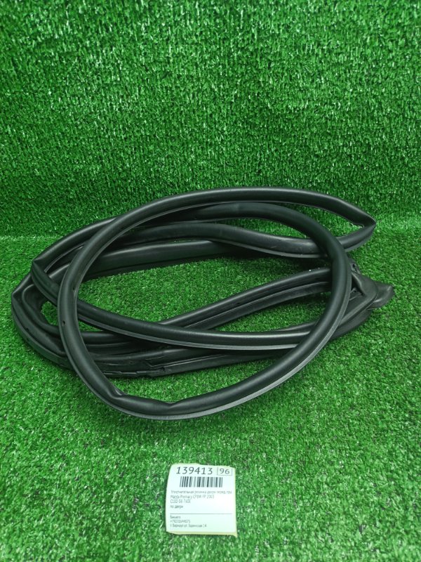 Уплотнительная резинка двери Mazda Premacy CP8W FP 2003 передняя правая (б/у)