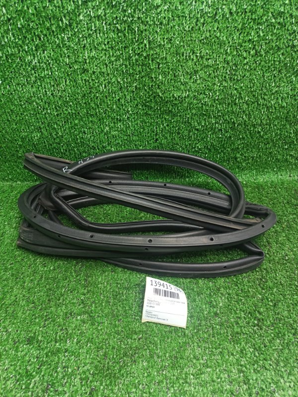 Уплотнительная резинка двери Mazda Premacy CP8W FP 2003 задняя правая (б/у)