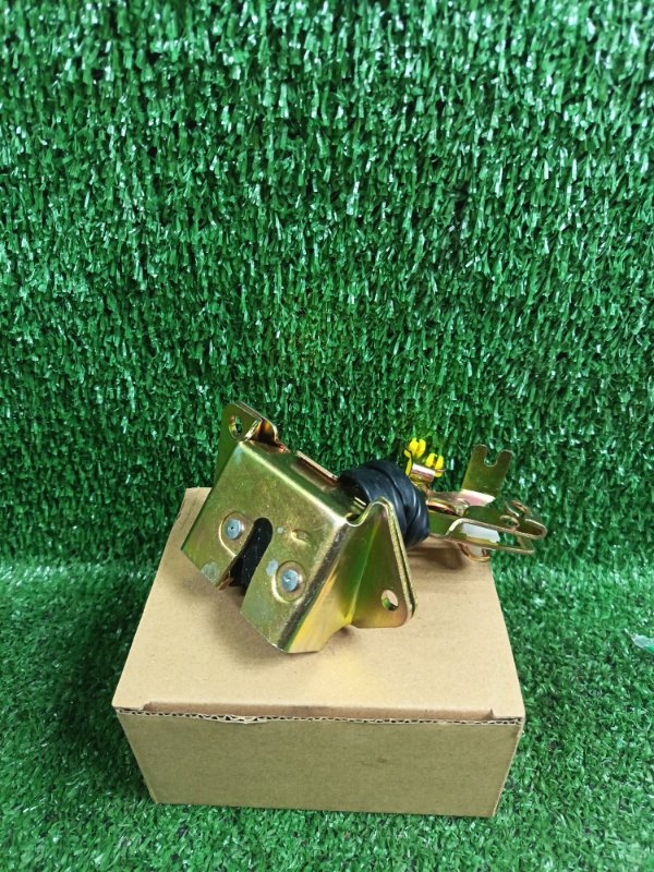 Замок 5-й двери Toyota Corolla AE100G