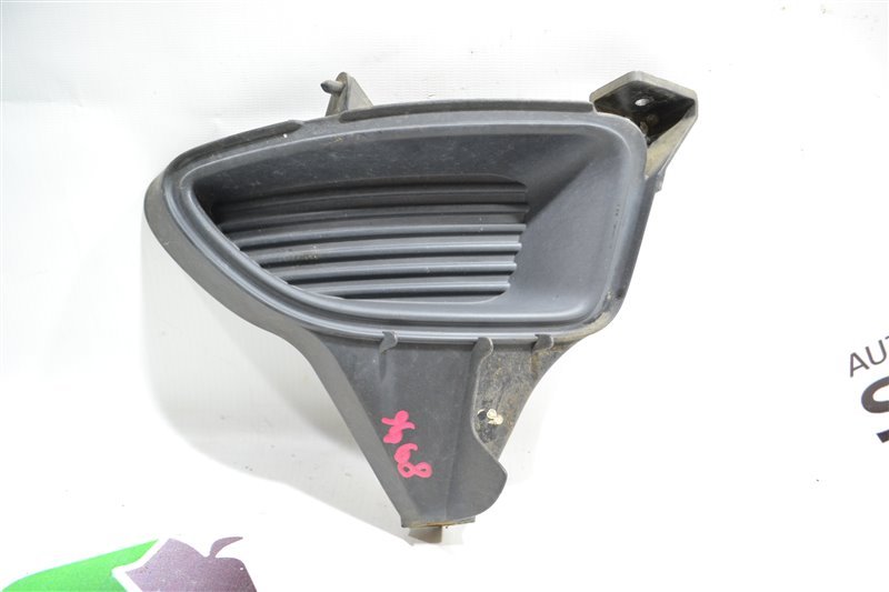 Заглушка Toyota Fielder NZE124 2004 правая (б/у)