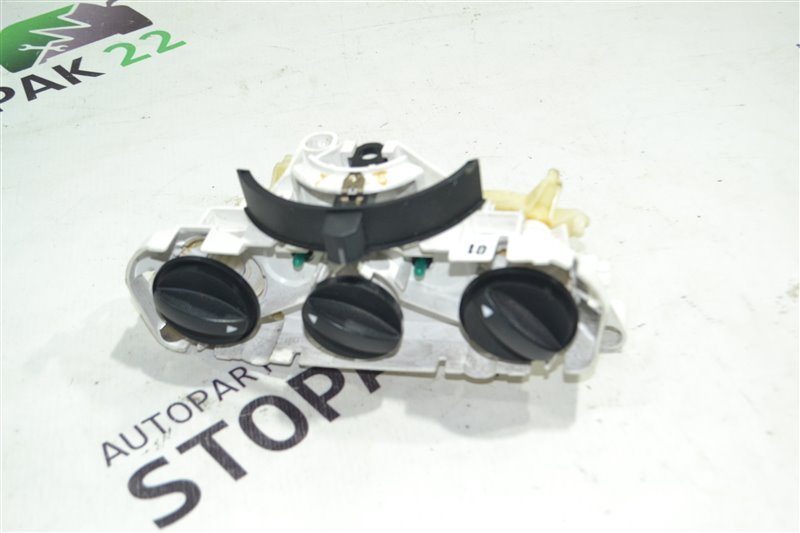 Блок управления печкой Toyota Corolla NZE124 2000 (б/у)