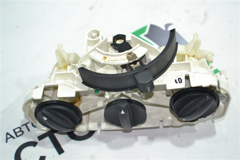 Блок управления печкой Toyota Corolla NZE121 1NZ 2002 (б/у)