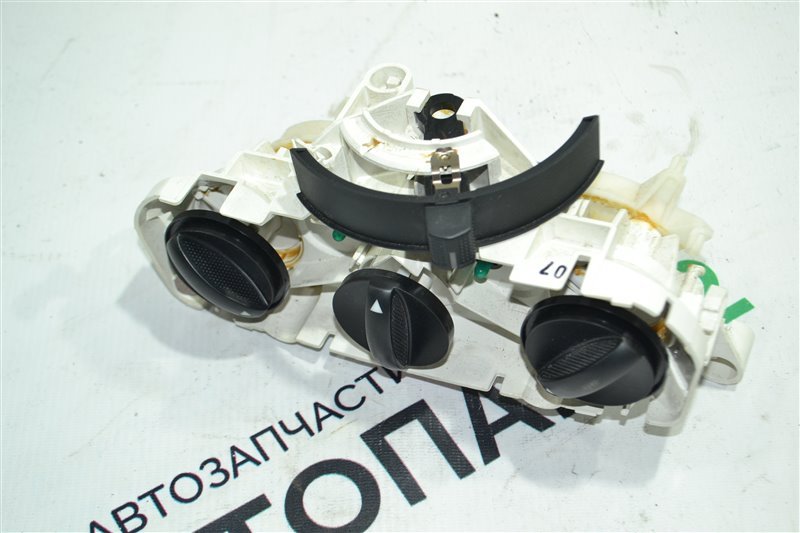 Блок управления печкой Toyota Corolla NZE121 1NZ 2003 (б/у)