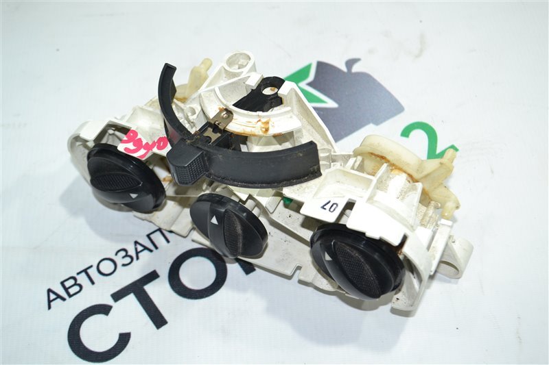 Блок управления печкой Toyota Corolla NZE121 1NZ 2003 (б/у)