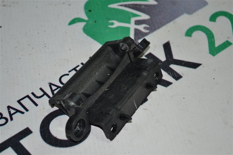 Крепление подлокотника Toyota Corolla NZE121 1NZ 2002 (б/у)