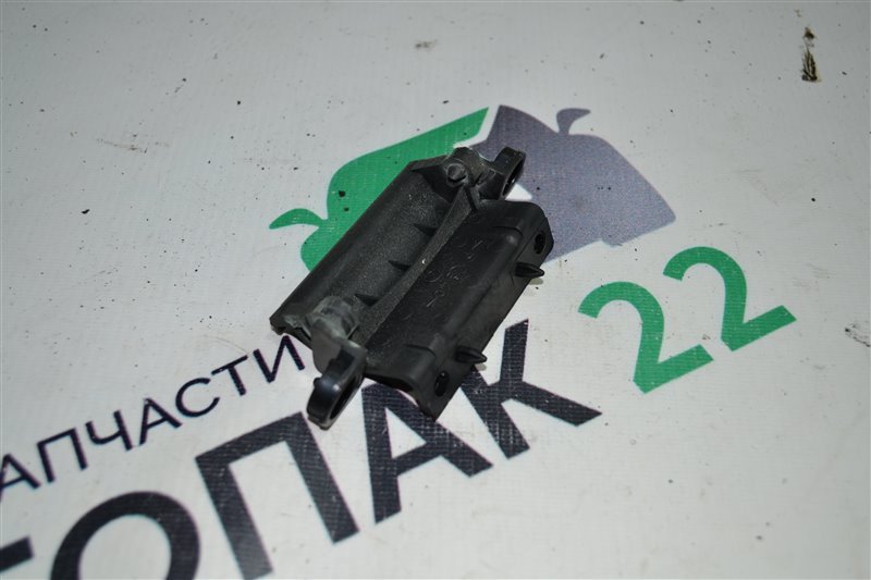 Крепление подлокотника Toyota Corolla NZE121 1NZ 2003 (б/у)