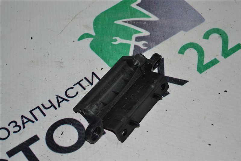 Крепление подлокотника Toyota Runx NZE124 1NZ 2003 (б/у)