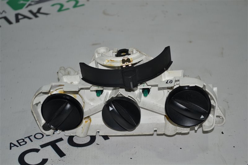 Блок управления печкой Toyota Runx NZE124 1NZ 2003 (б/у)