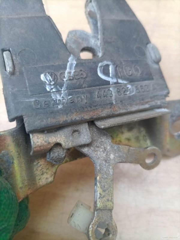 Замок крышки багажника Audi V8