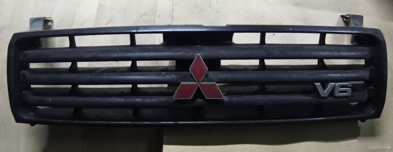 Решетка радиатора Mitsubishi Pajero 2 mb831059 Б/У