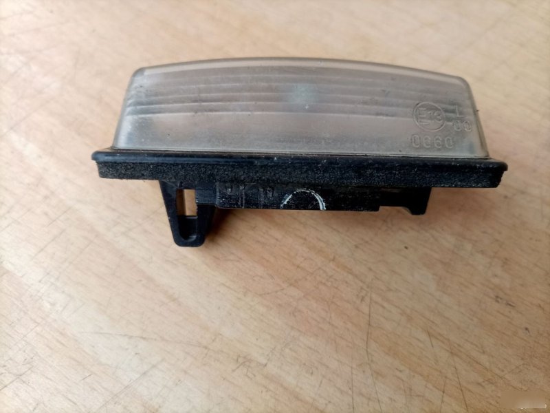 Плафон подсветки номера Nissan Teana J31