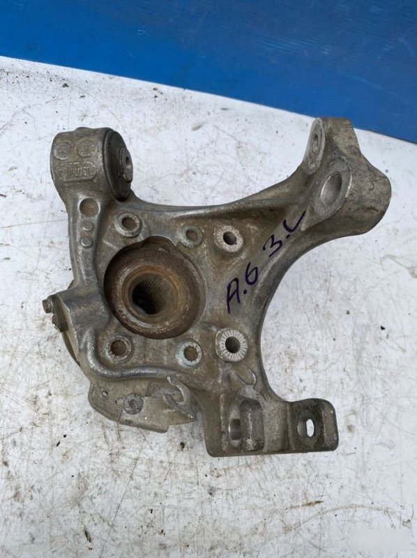 Кулак задний левый A6