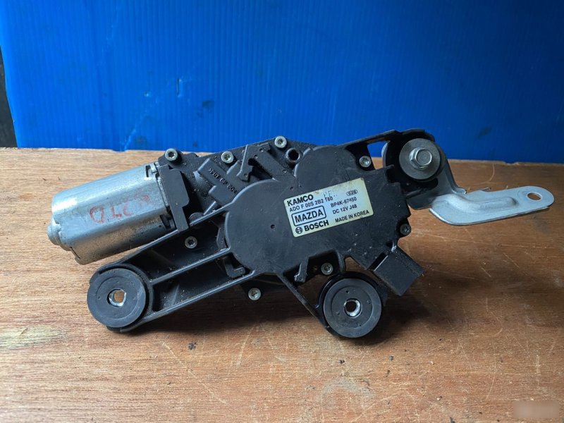 Запчасть моторчик стеклоочистителя задний Mazda 3 BK BP4K67450 Б/У Моторчик стеклоочистителя задний Mazda 3 BK BP4K67450 Б/У