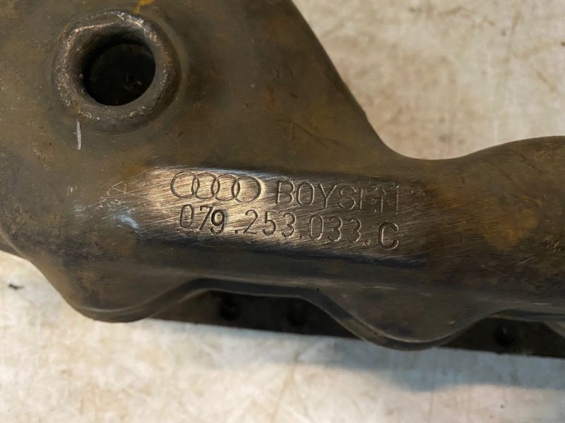 Коллектор выпускной левый Audi A6 C6 Коллектор выпускной левый Audi A6 C6