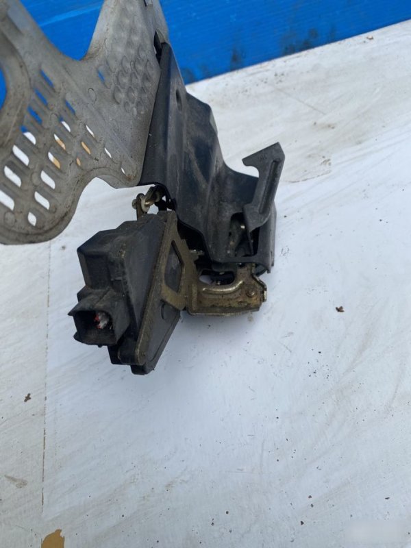 Замок двери задний левый Hyundai Tucson