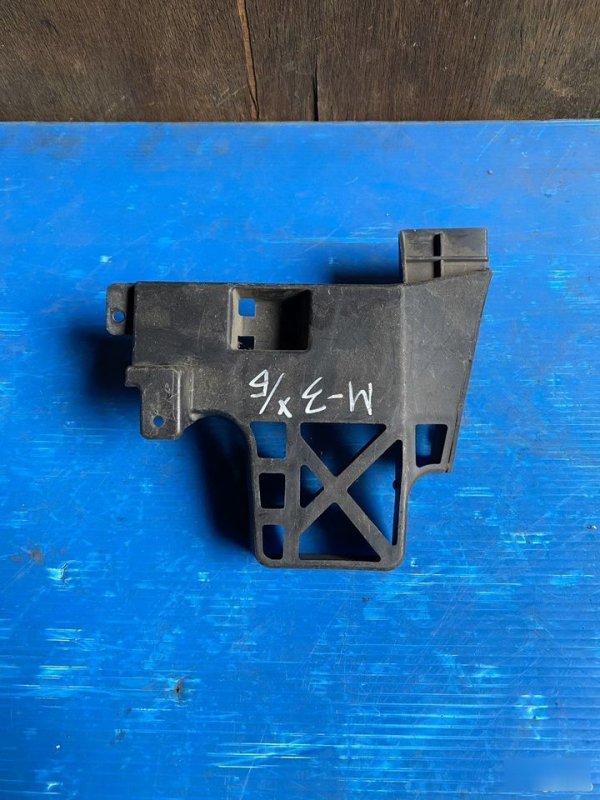 Кронштейн бампера передний правый Mazda 3 BK BP4L502A1 Б/У